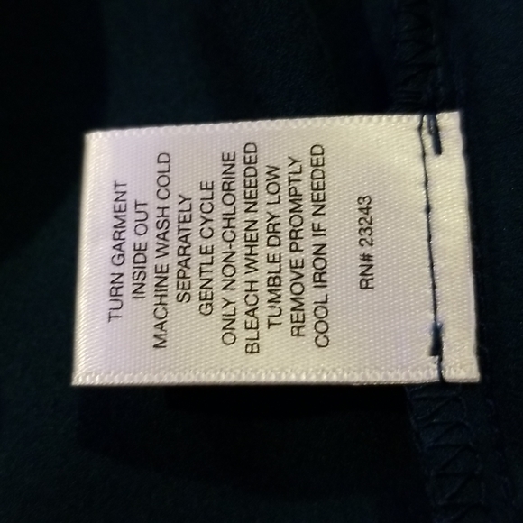 🌺NEW YORK & COMPANY V-neck- Roll-Sleeve Button-Down - Picture 12 of 12